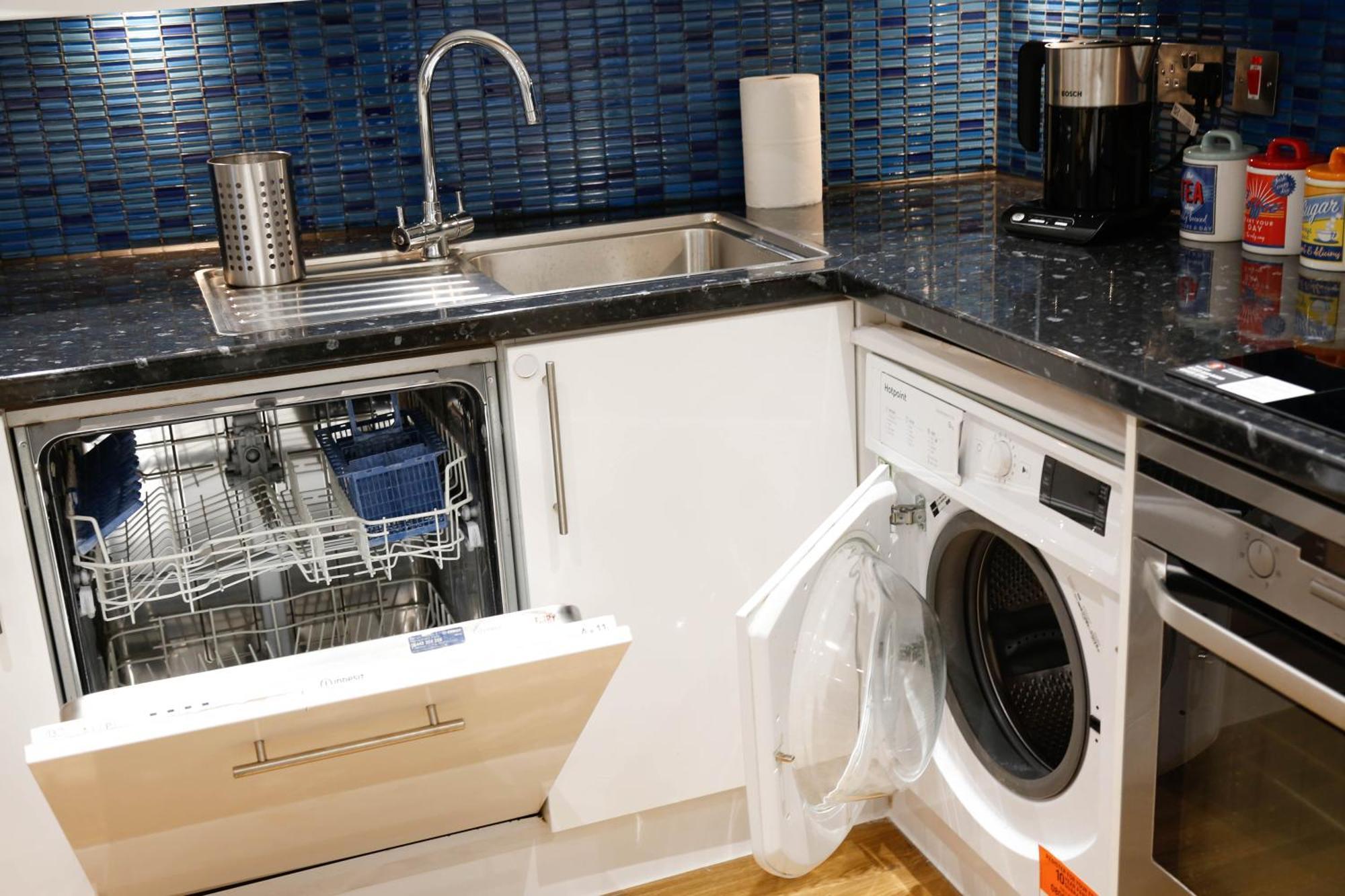 New Luxury Apartments In Central Location Next To Shops, Cafes, Bars & Metro London Exterior foto
