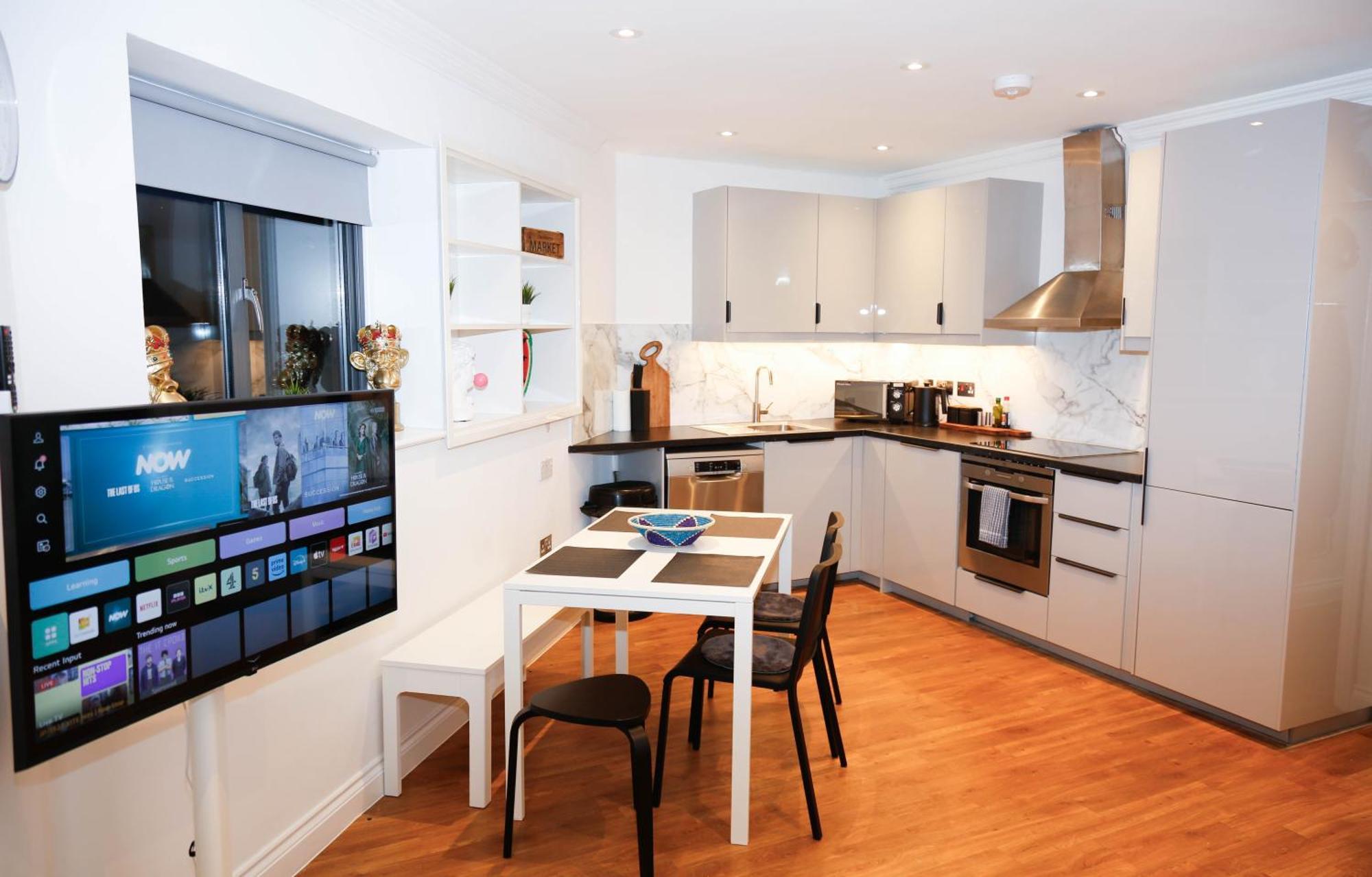 New Luxury Apartments In Central Location Next To Shops, Cafes, Bars & Metro London Exterior foto