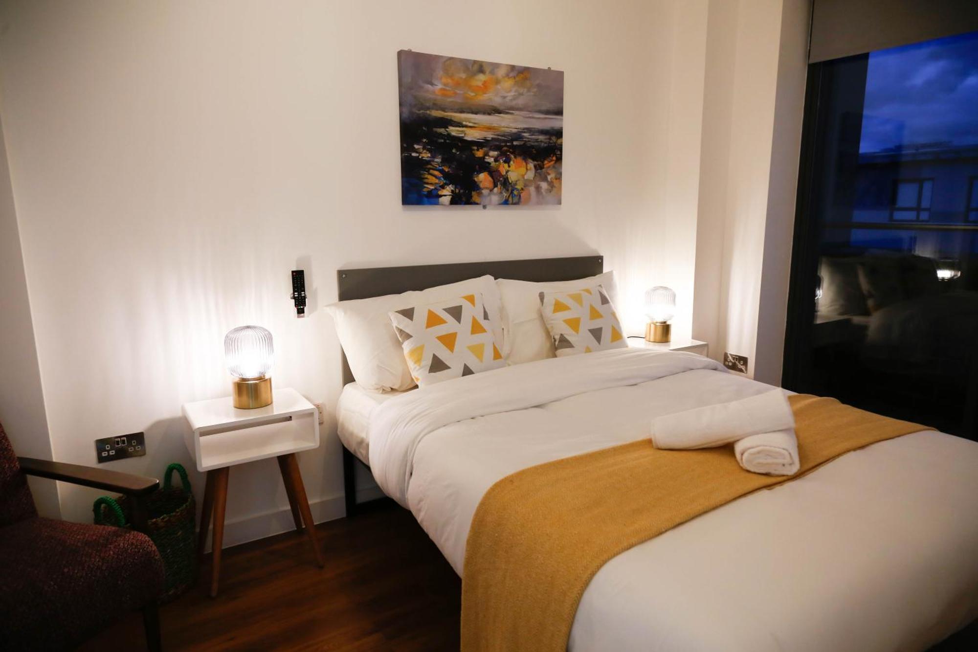 New Luxury Apartments In Central Location Next To Shops, Cafes, Bars & Metro London Exterior foto