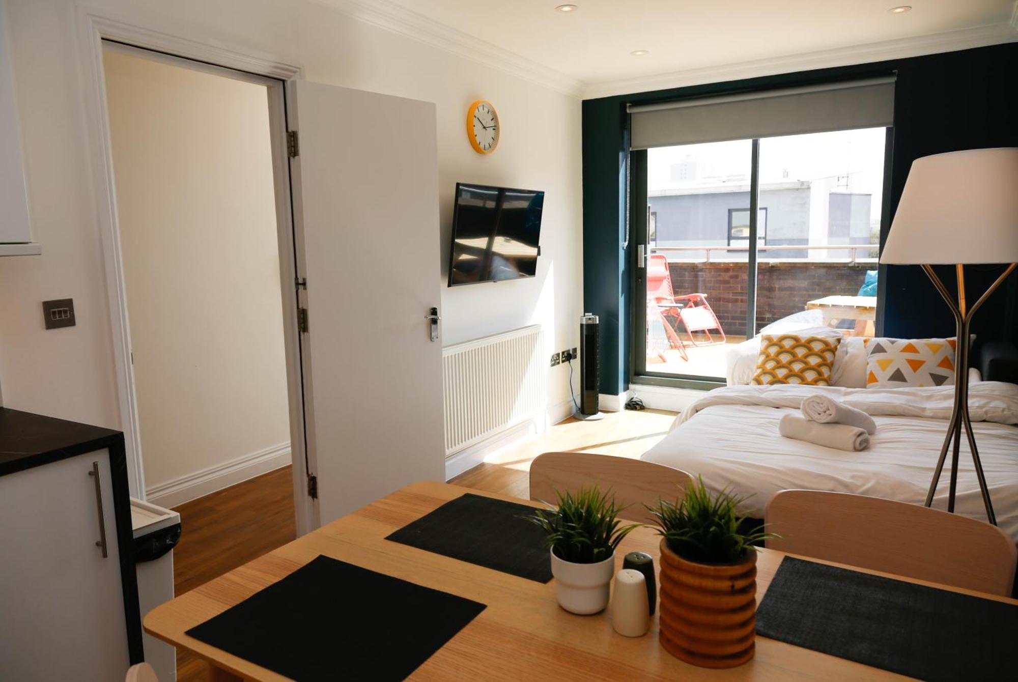 New Luxury Apartments In Central Location Next To Shops, Cafes, Bars & Metro London Exterior foto